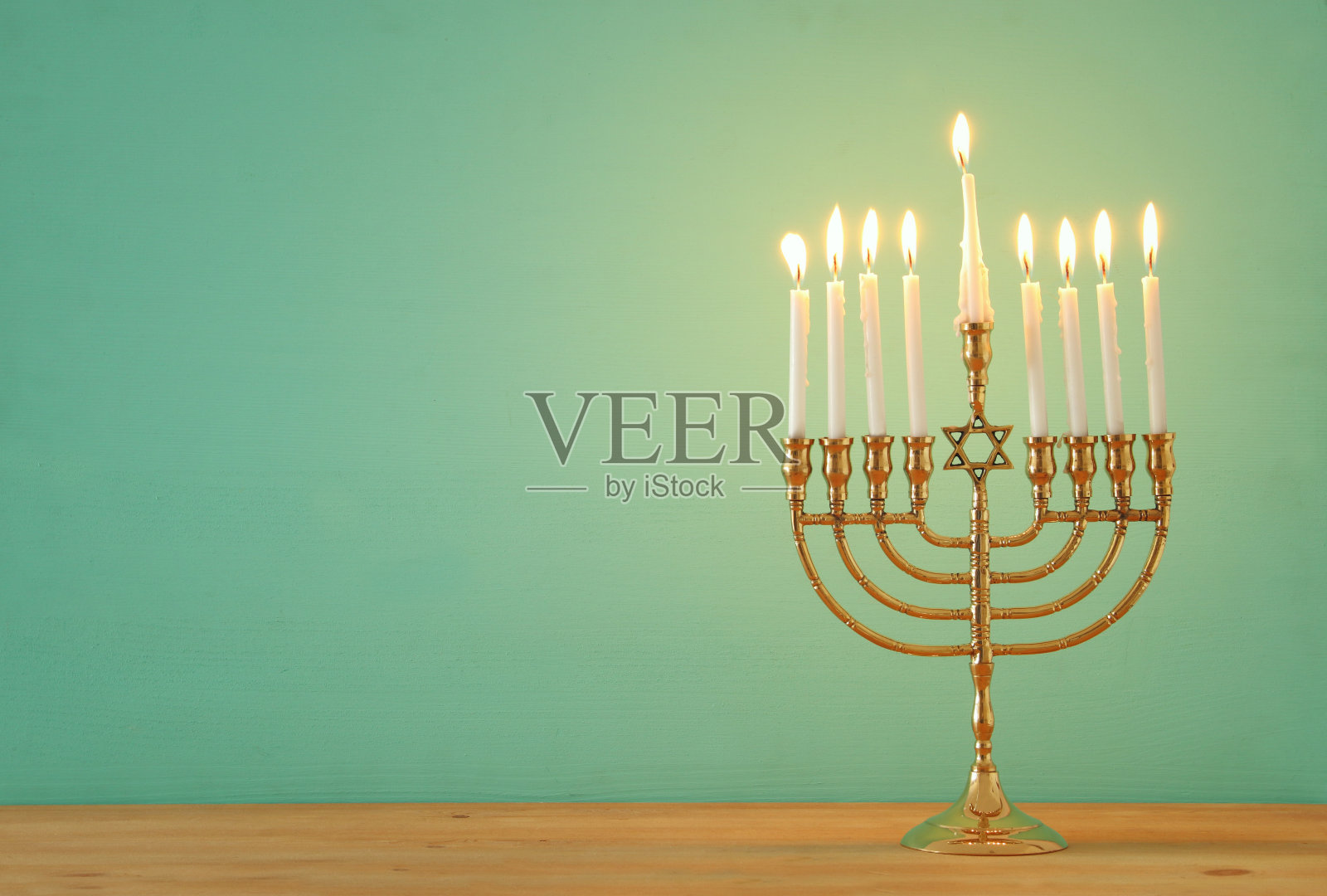 犹太节日光明节的背景与烛台(传统的烛台)和蜡烛。照片摄影图片