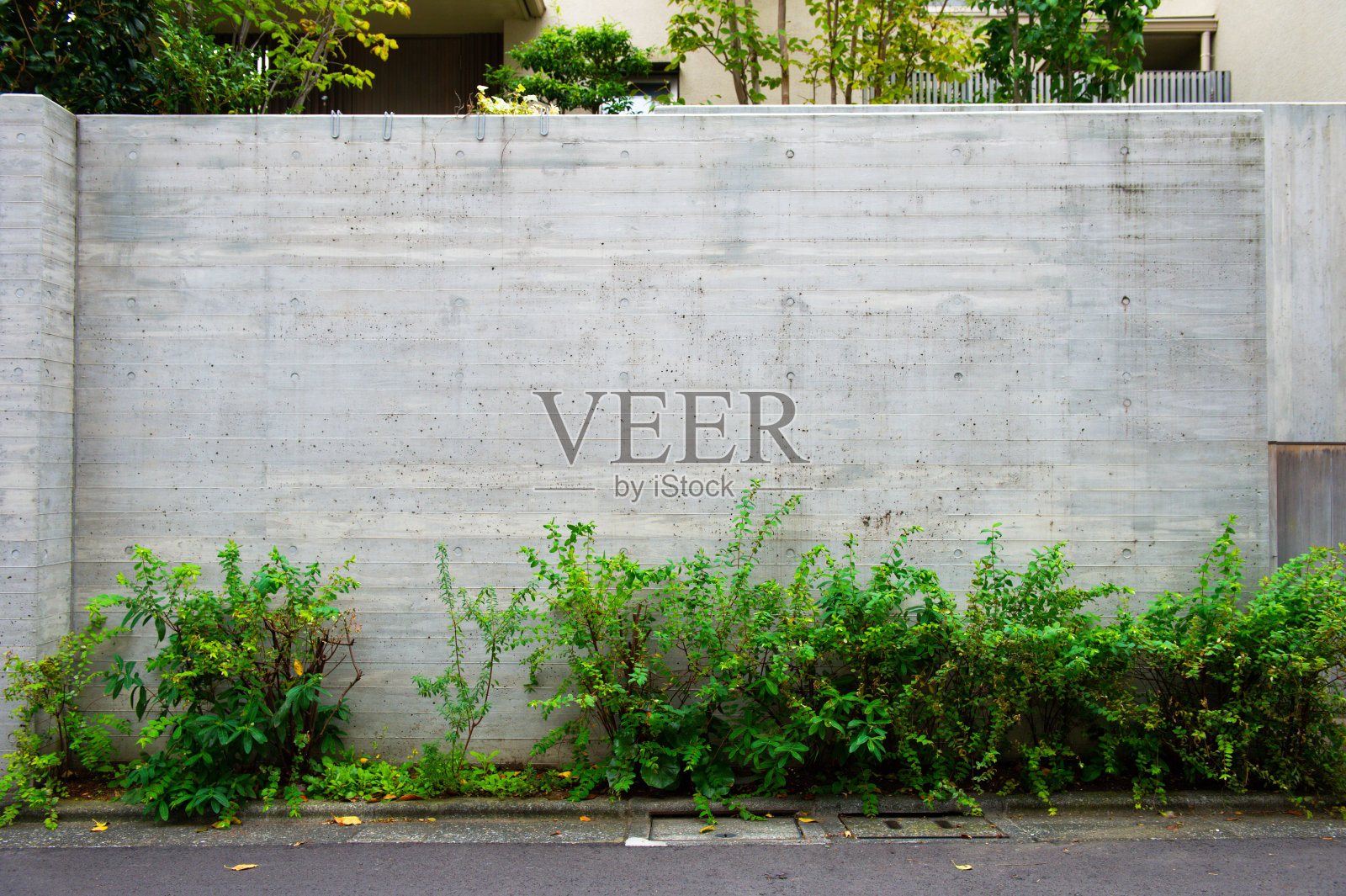 街道墙背景，工业背景，空荡荡的垃圾城市街道与仓库砖墙照片摄影图片