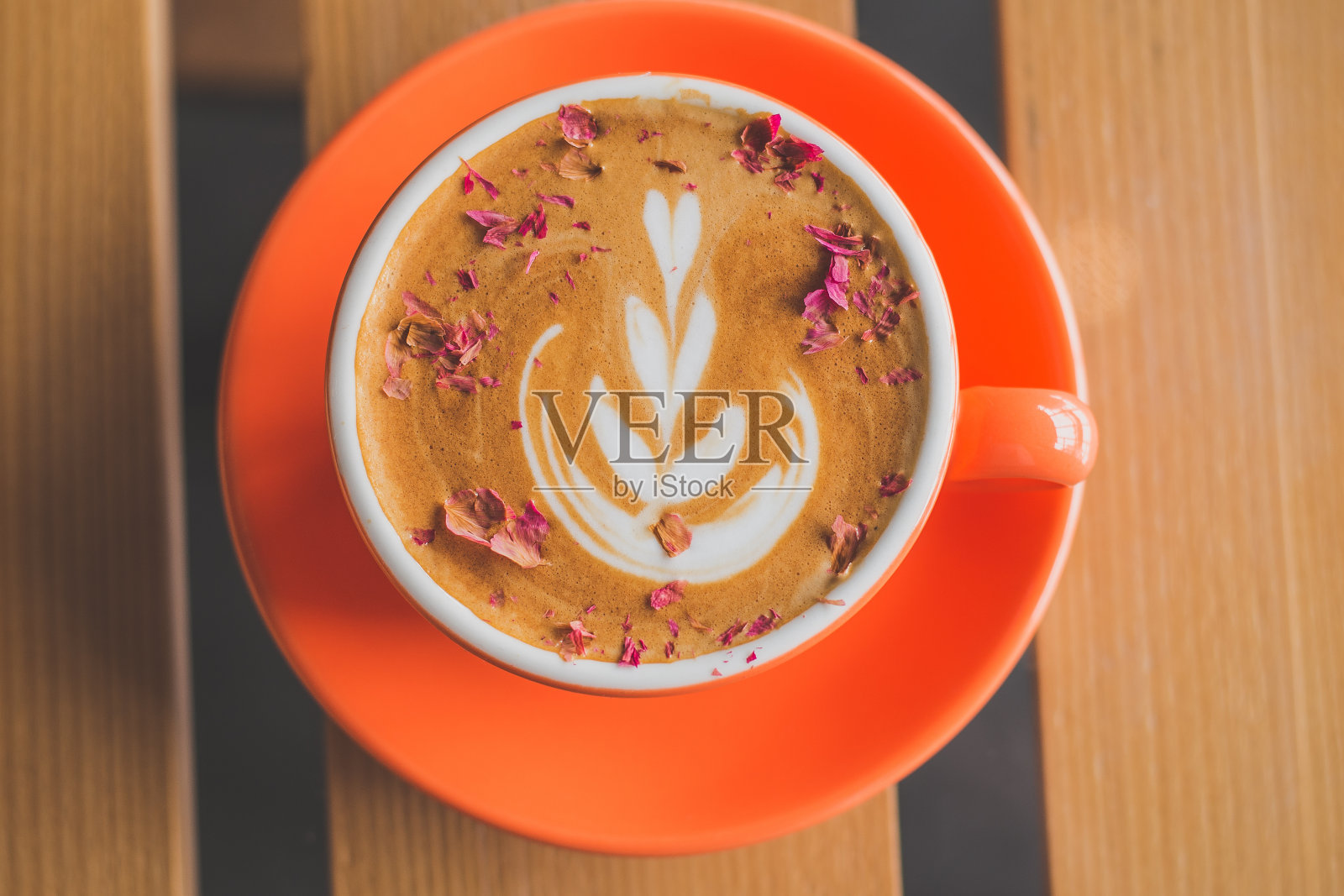 玫瑰拿铁咖啡加玫瑰花瓣照片摄影图片