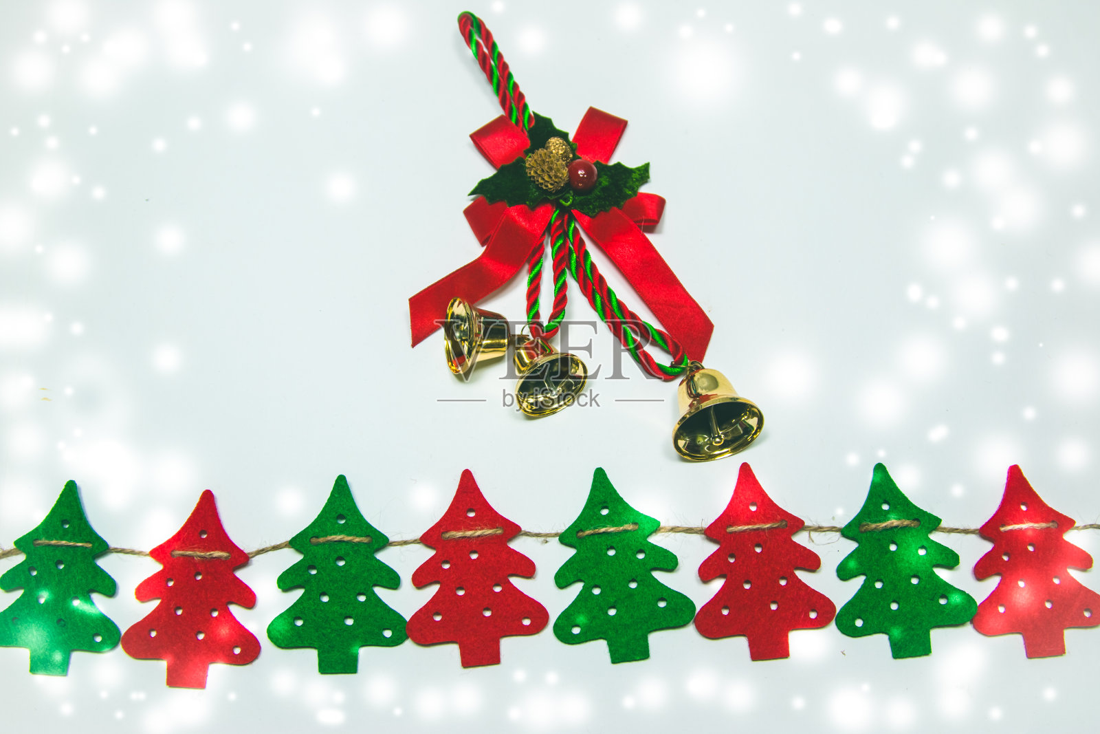 圣诞树，铃铛，袜子，糖果手杖，装饰品和圣诞物品装饰为圣夜。圣诞快乐，新年快乐的背景和纹理。照片摄影图片