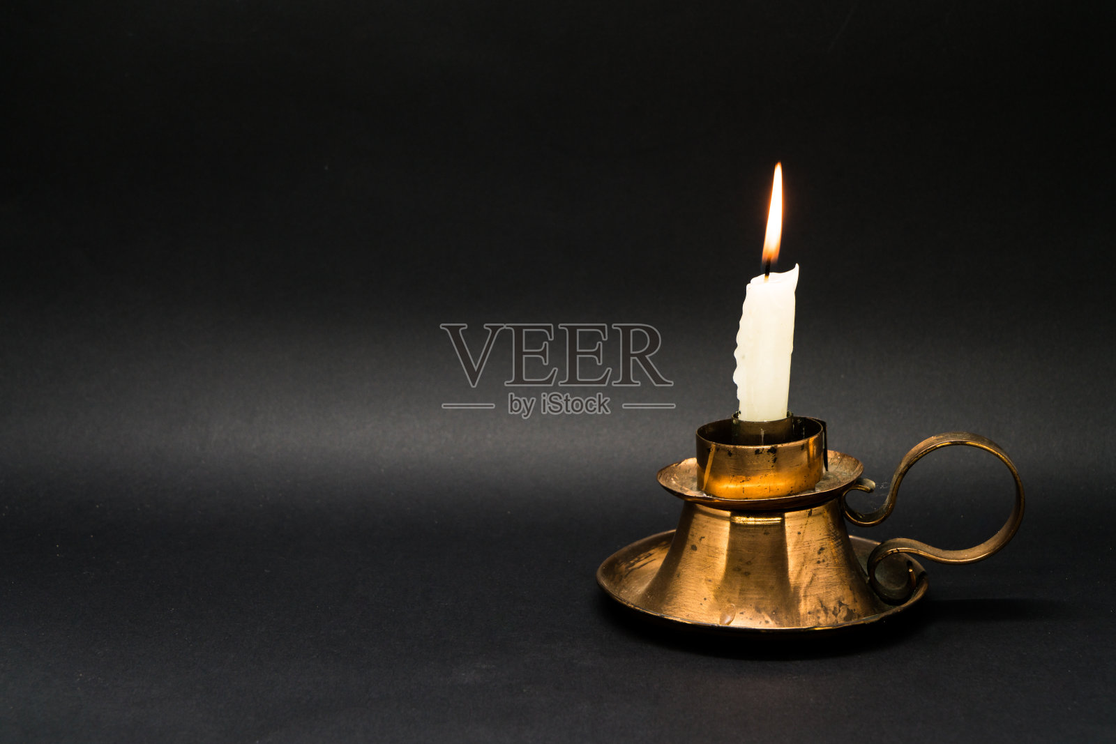 复古烛台孤立在黑色背景照片摄影图片