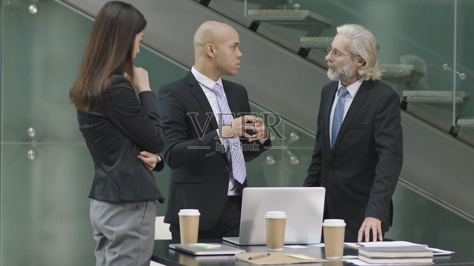 多民族商务人士在办公室会面照片摄影图片