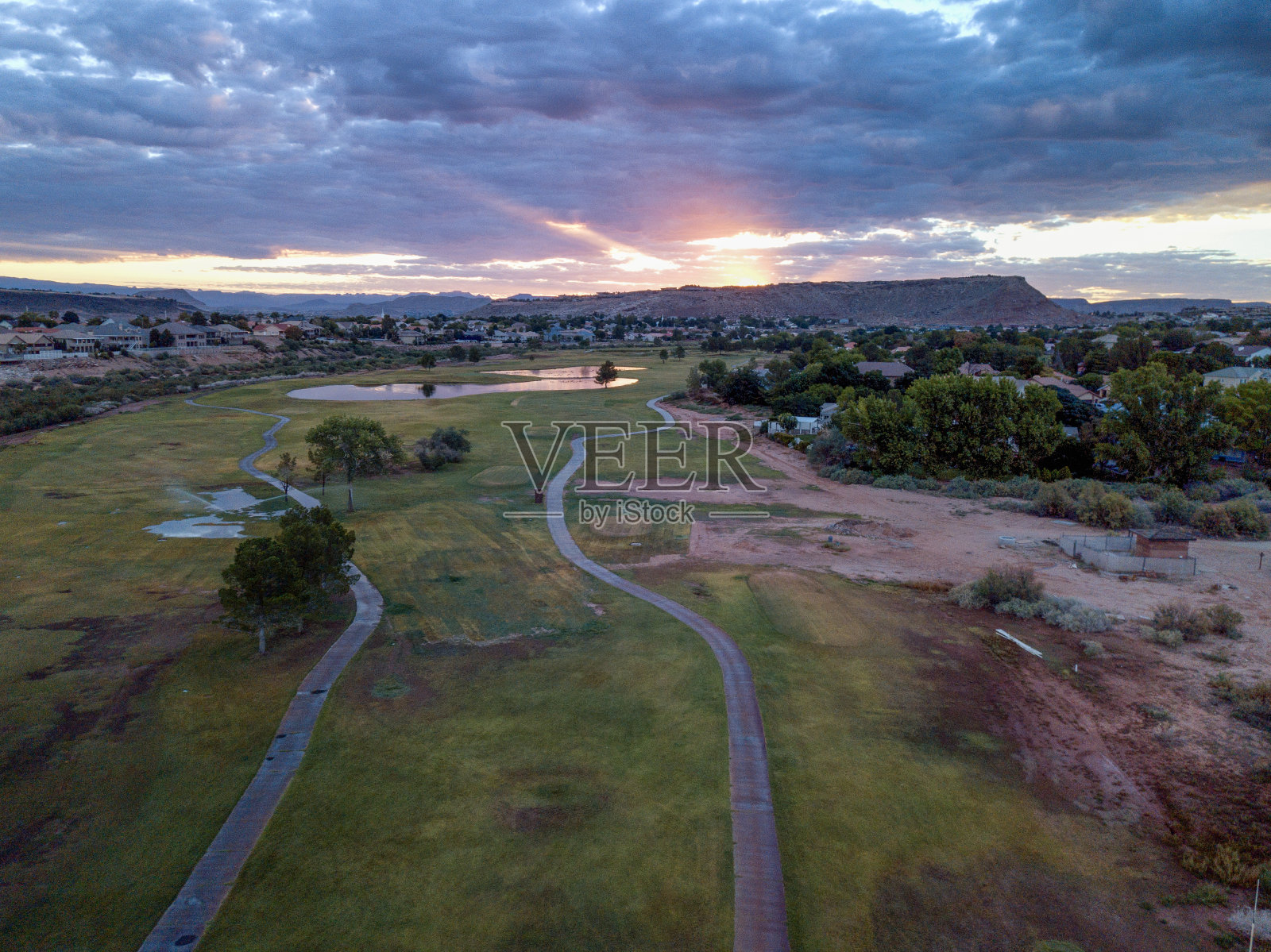 无人机观看日出在一个美丽的高尔夫球场照片摄影图片
