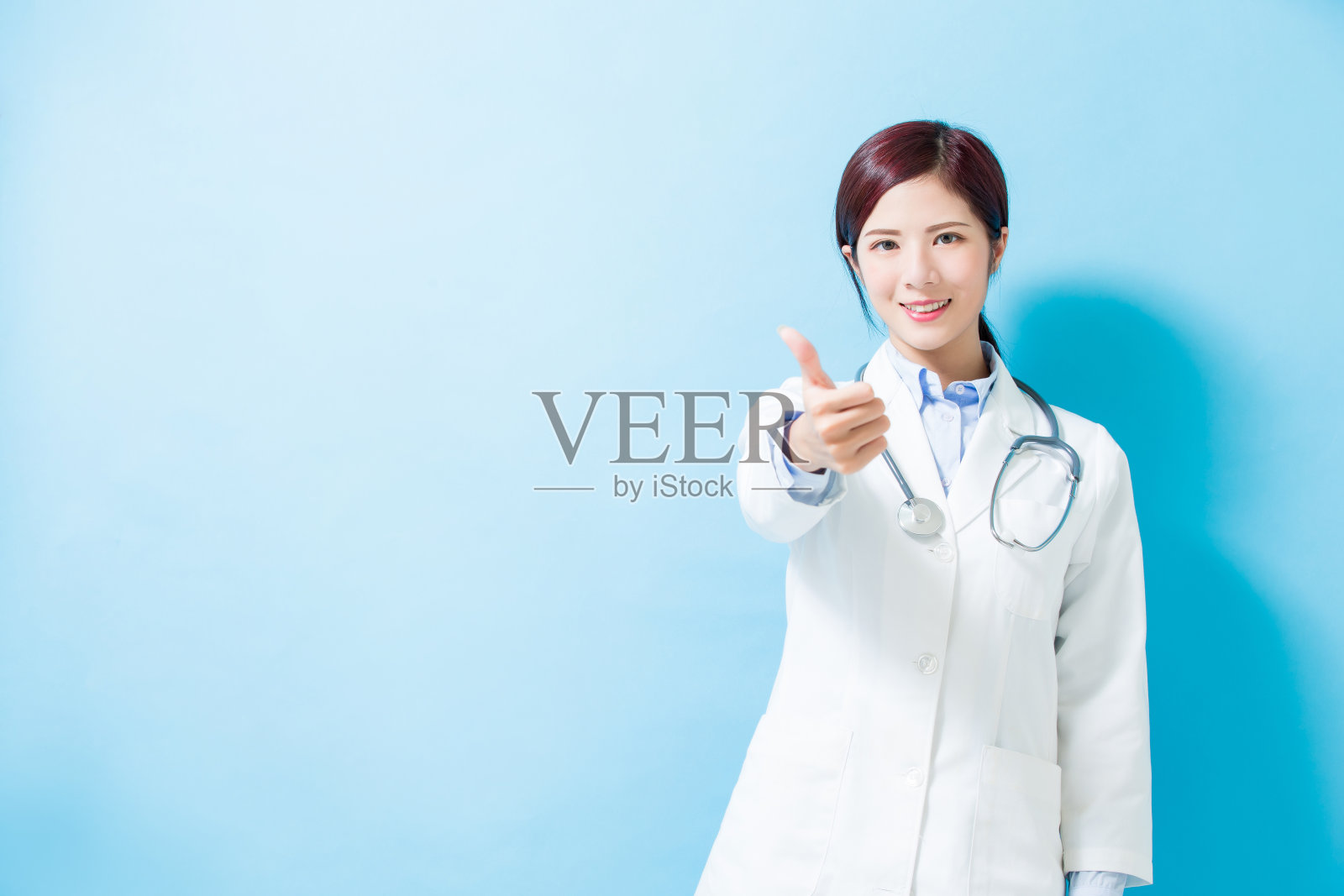 女医生竖起大拇指照片摄影图片