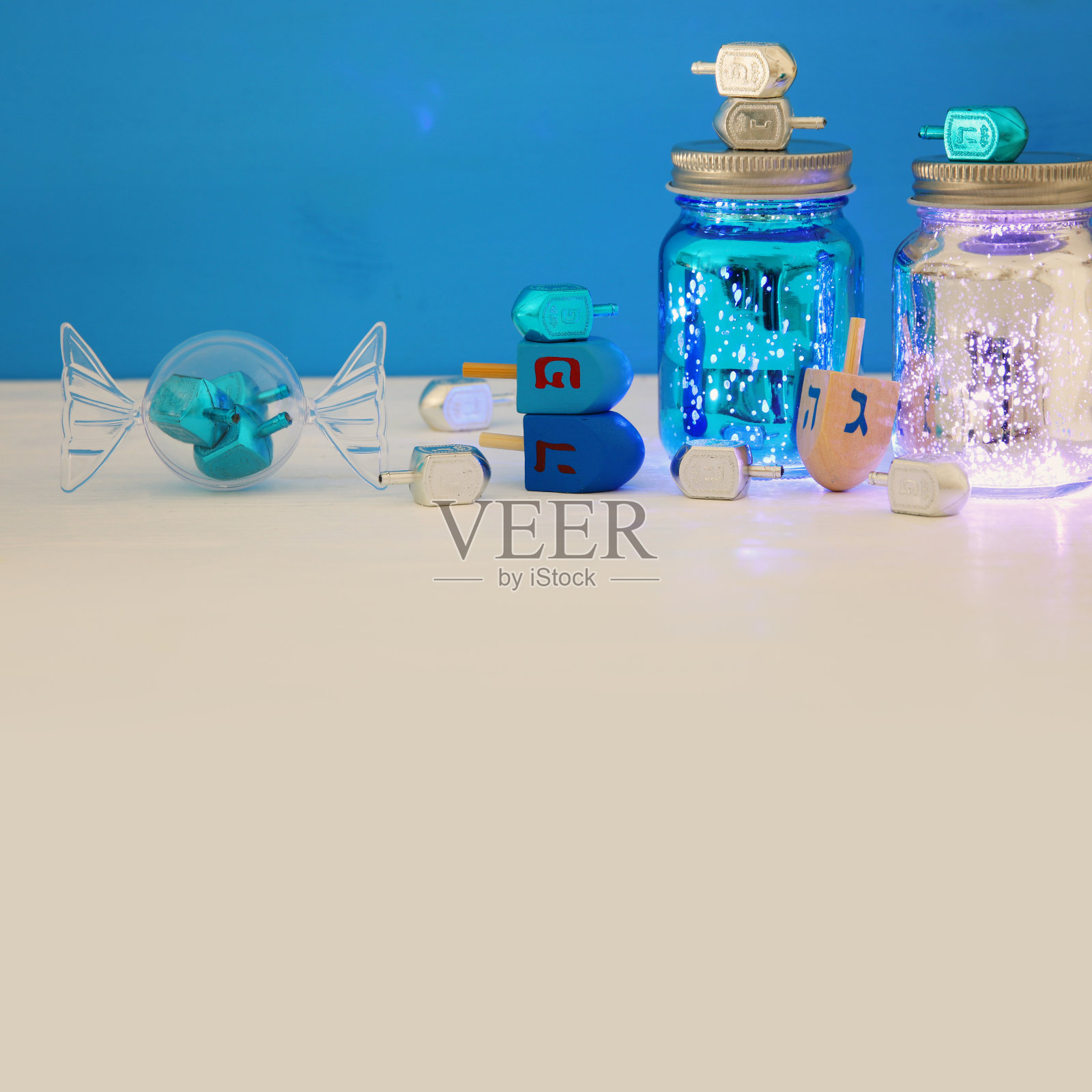 犹太节日光明节的图像与陀螺收集(旋转顶部)。照片摄影图片