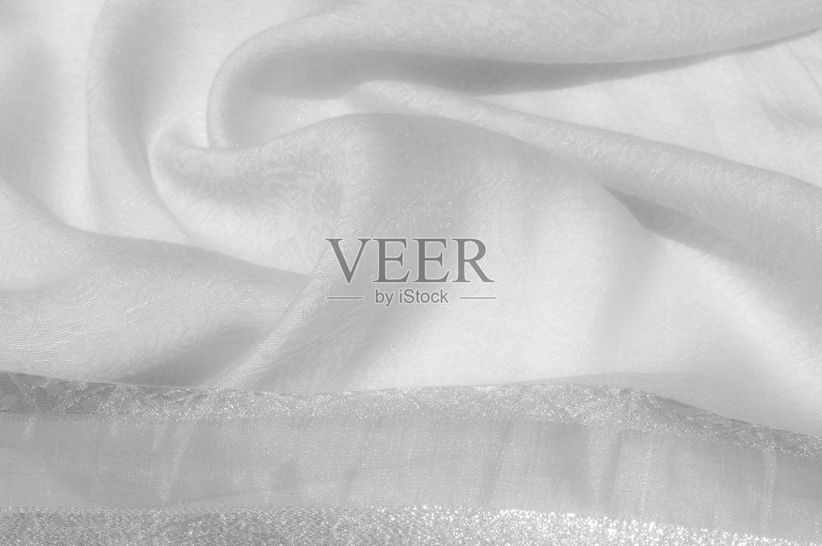 质地、背景、模式。织物-丝光。意大利白色面料与白色色调是一个小花卉图案。纯丝Charmeuse织物-轻银色衬里照片摄影图片