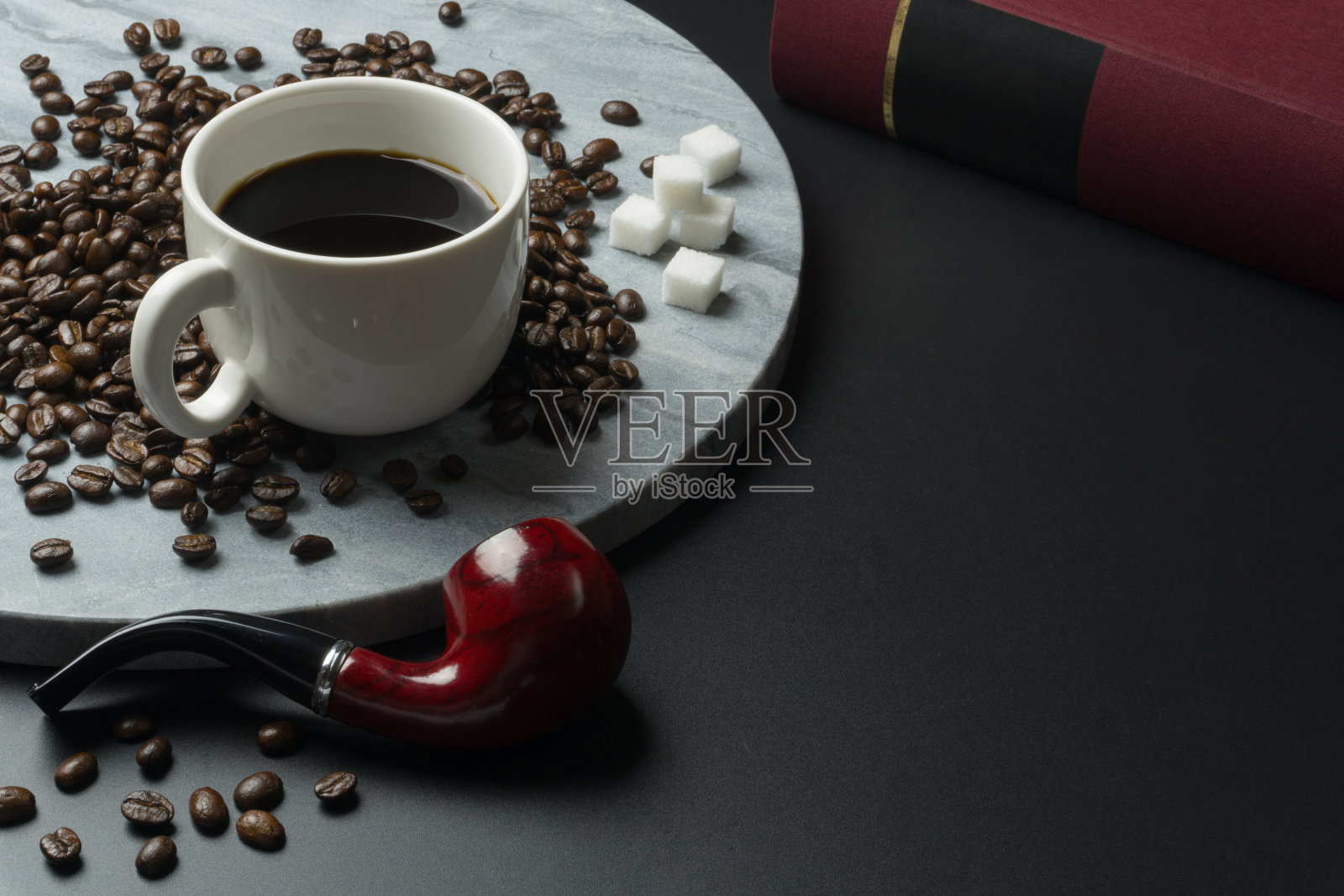 一杯咖啡加一堆咖啡豆照片摄影图片