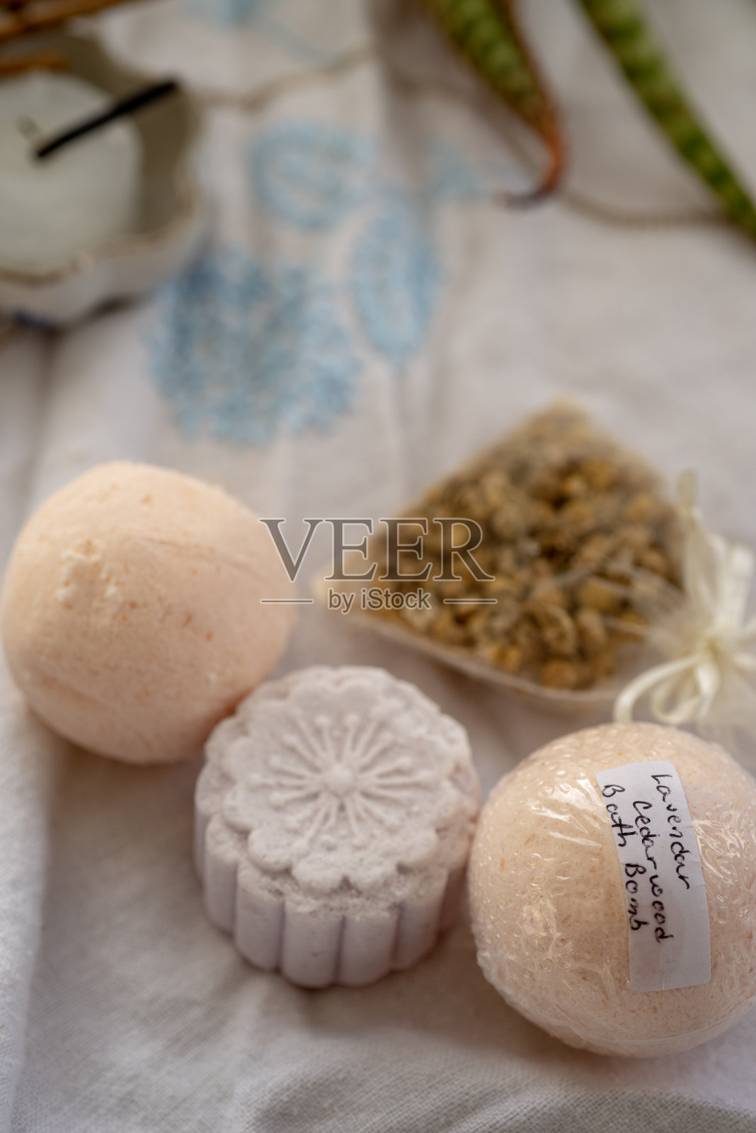 沐浴炸弹和甘菊香包照片摄影图片