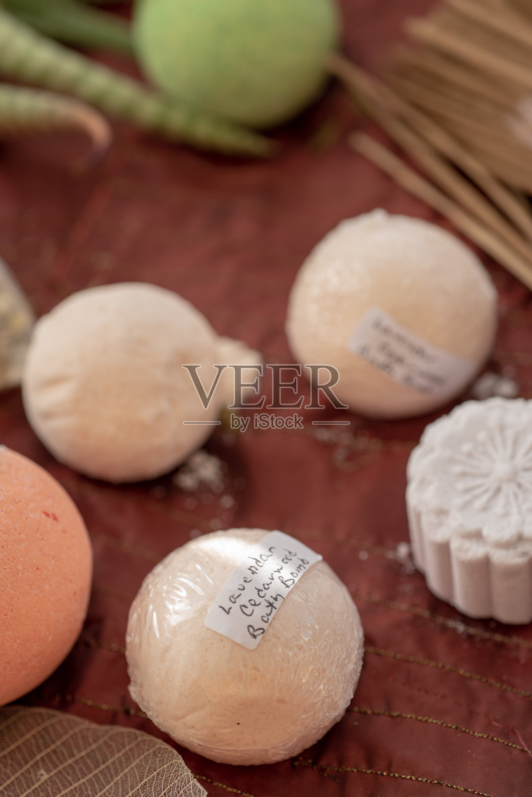 沐浴炸弹和甘菊香包照片摄影图片