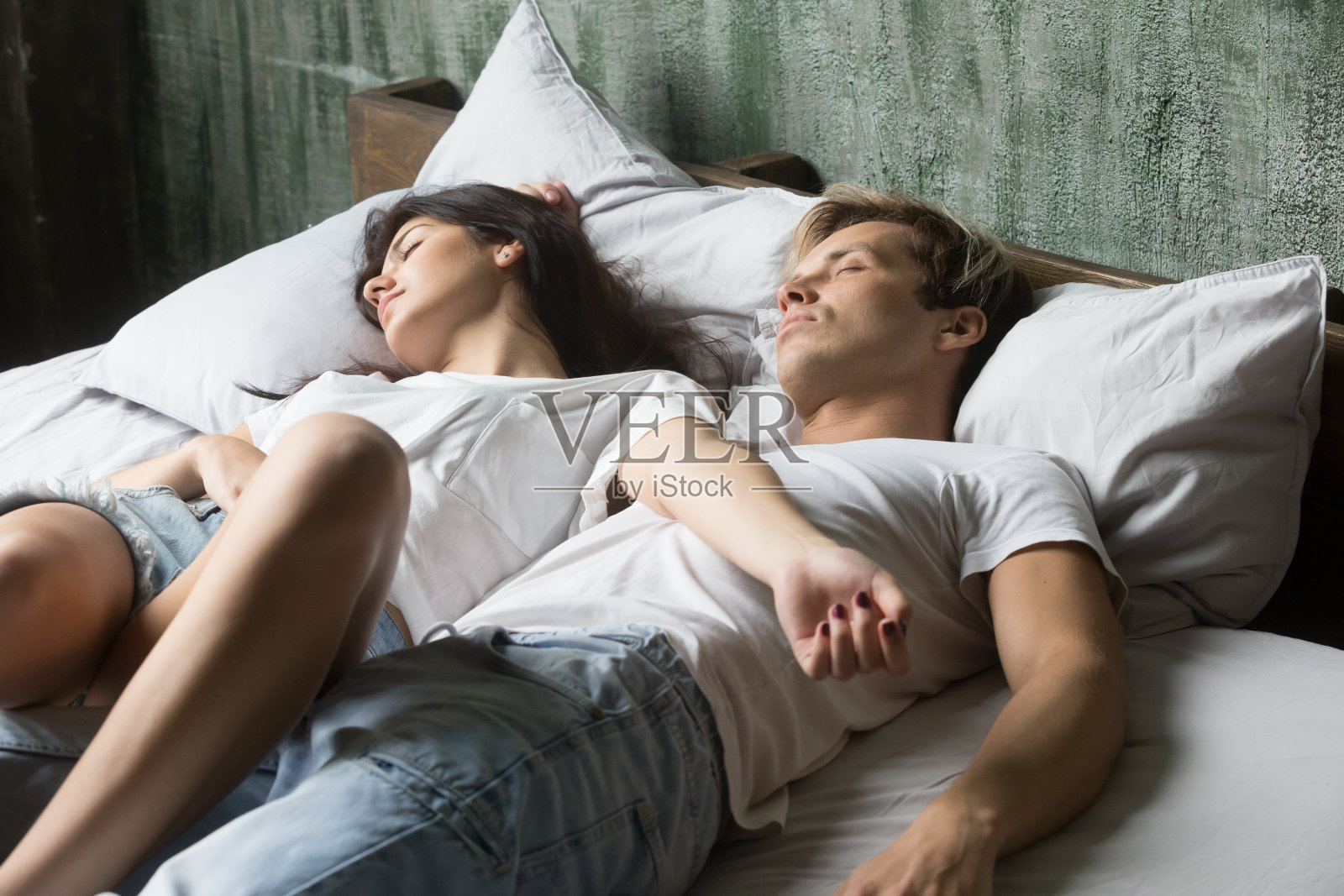 一对夫妇在家里卧室的床上睡觉照片摄影图片