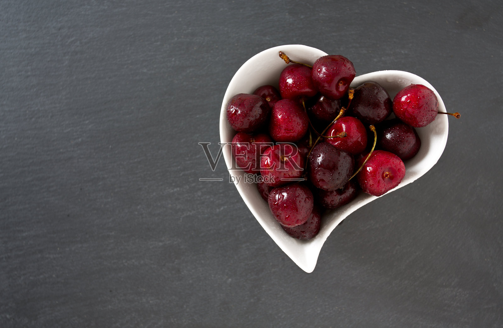 深色背景上的樱桃照片摄影图片