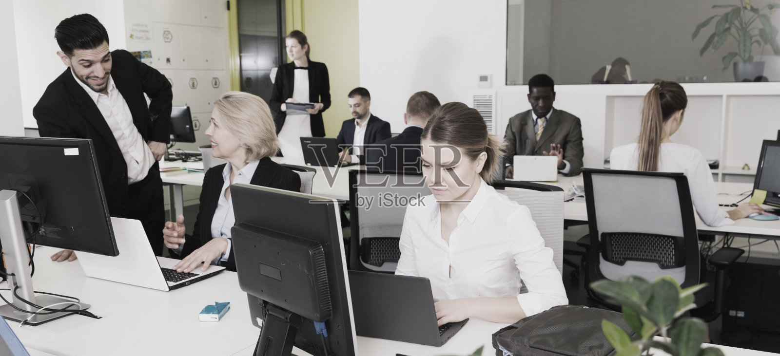 商务人士在开放式办公室工作照片摄影图片