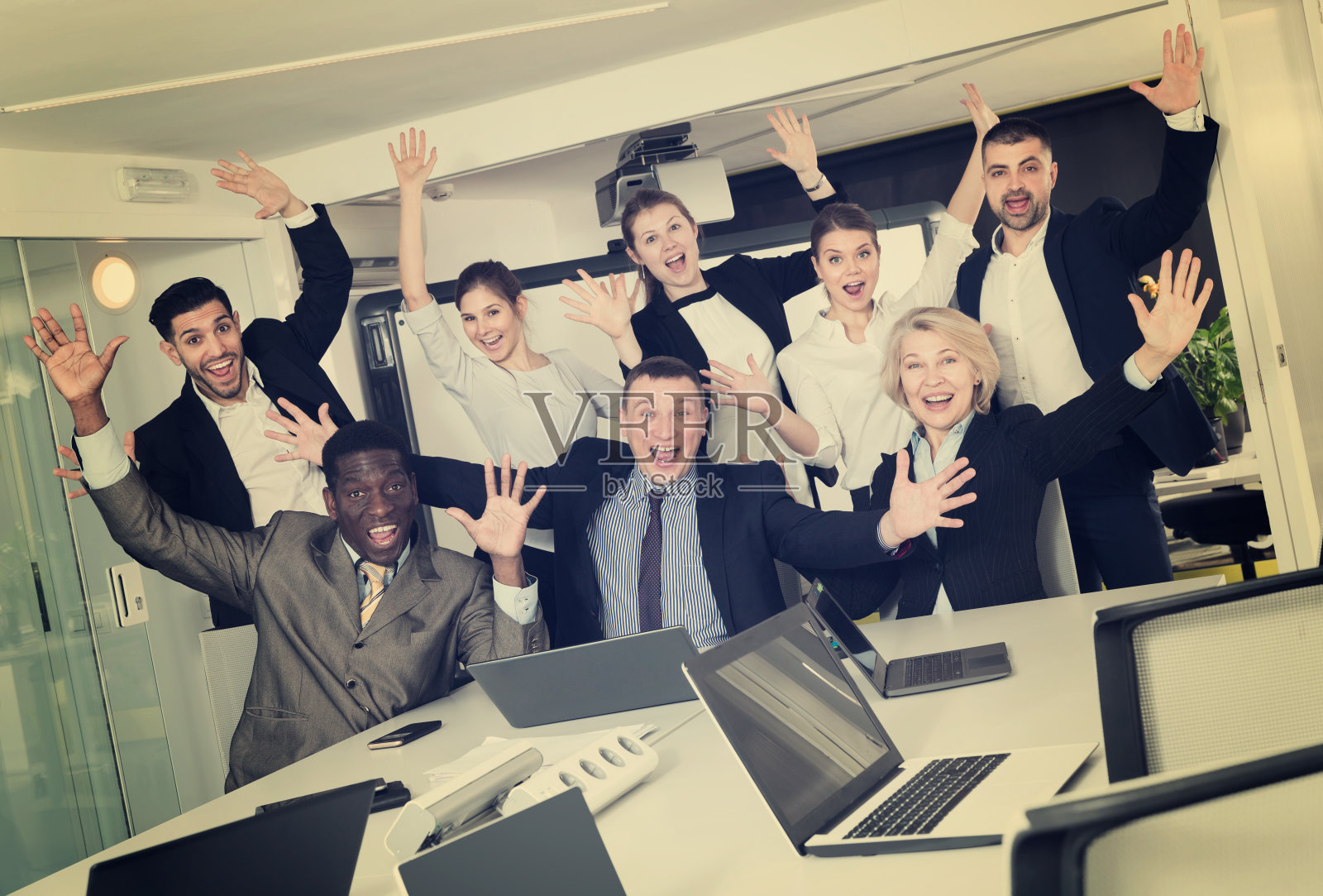 商界人士为胜利而欢呼照片摄影图片