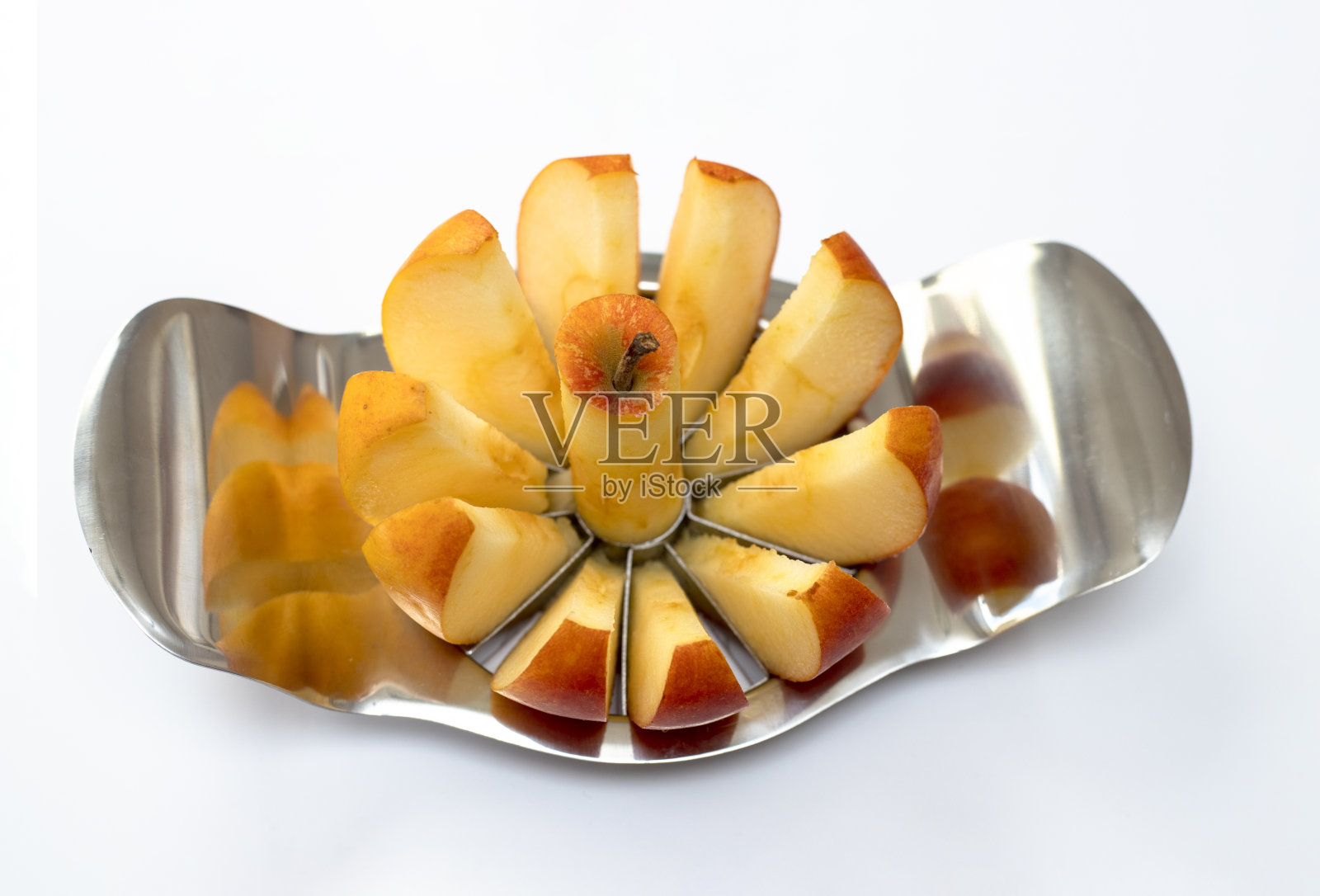 切片的苹果在空中变成棕色照片摄影图片