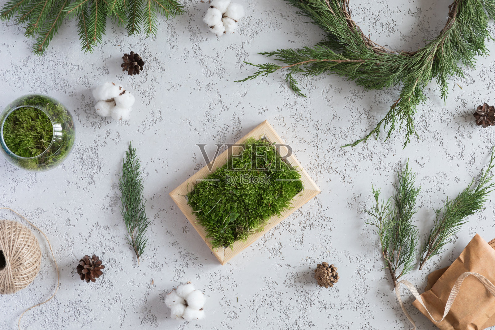 来自冷杉树枝和球果，树枝，花环，苔藓的天然圣诞图案。常绿针叶背景，平躺和俯视图照片摄影图片