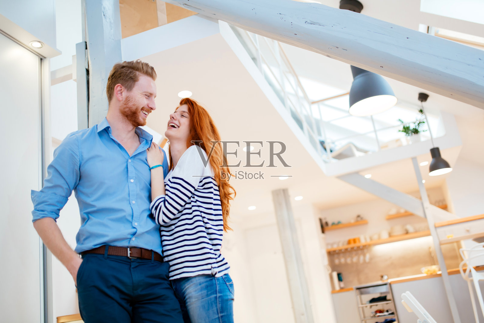 一对漂亮的夫妇住在设计华丽的公寓里照片摄影图片