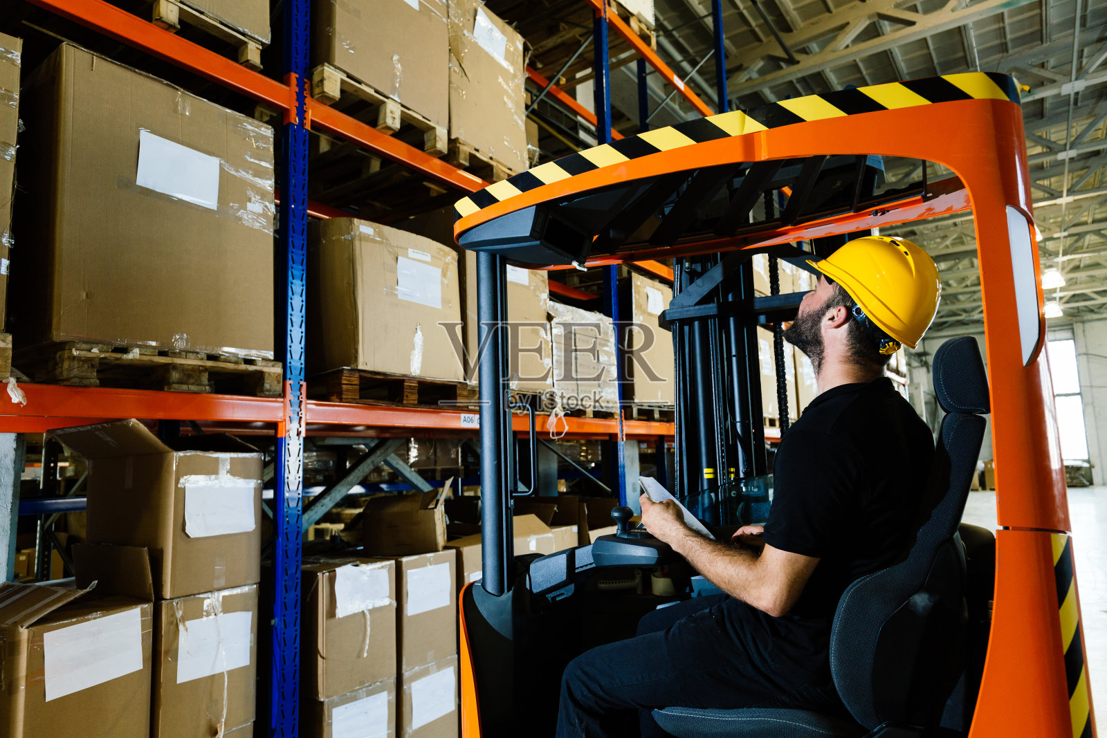 仓库工人用铲车做物流工作照片摄影图片