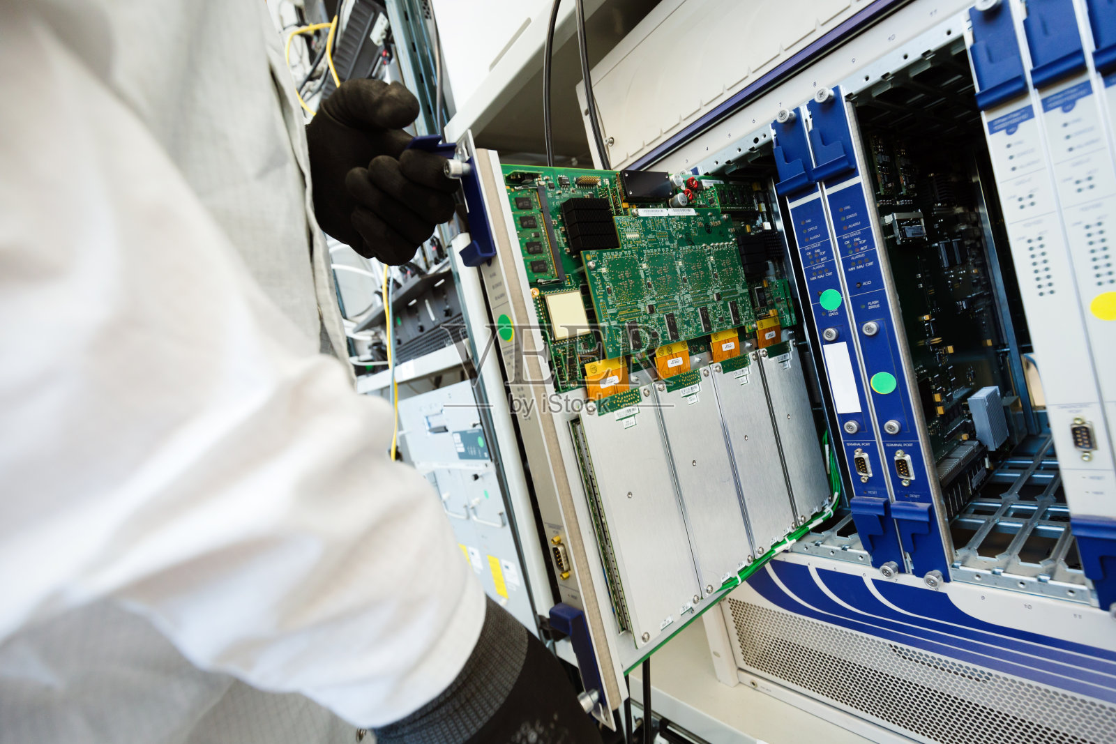 技术员修理cmt网络卡的图片照片摄影图片