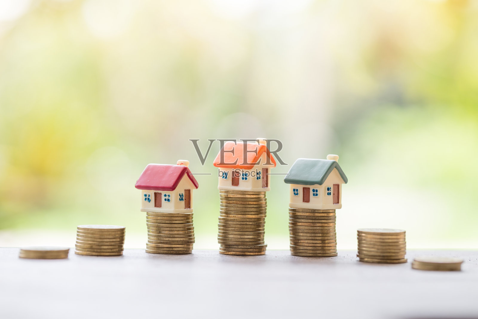 硬币上的迷你房子，房地产投资，用硬币省钱，商业增长投资和金融，抵押概念。照片摄影图片