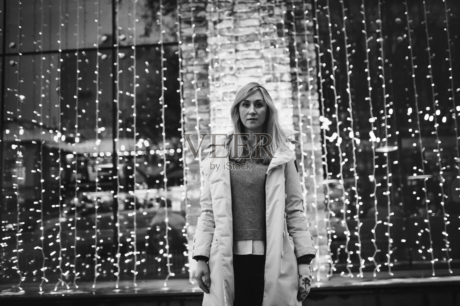 年轻的女人在冬天的街道上。照片摄影图片