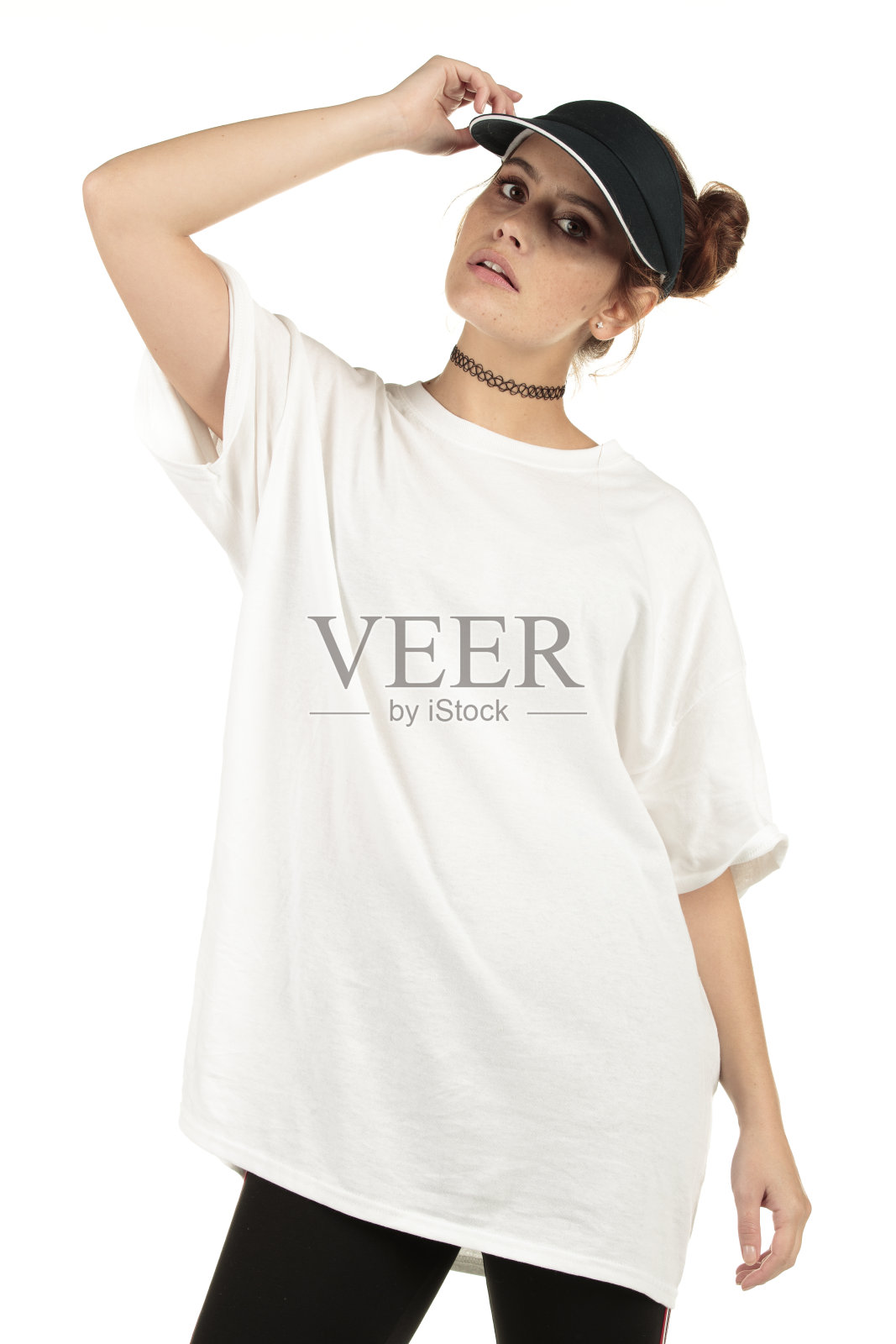 态度模型穿着XL设计少白色t恤在街头风格为你添加你的图形照片摄影图片