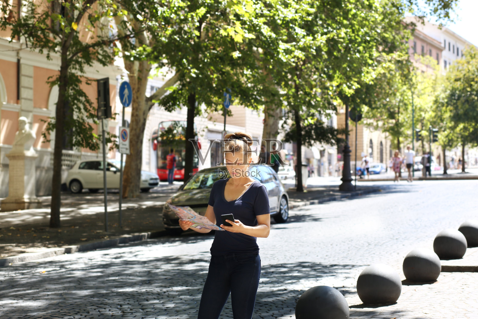 游客看地图照片摄影图片
