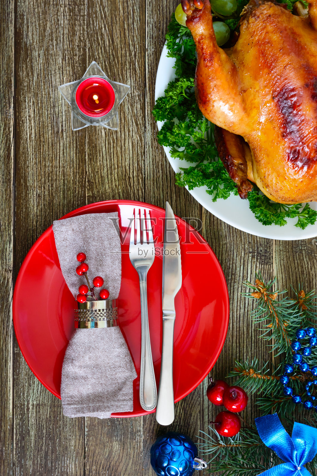 节日餐桌上的传统菜肴火鸡。感恩节或圣诞节的节日晚餐前视图。圣诞圣诞新年假期背景。照片摄影图片