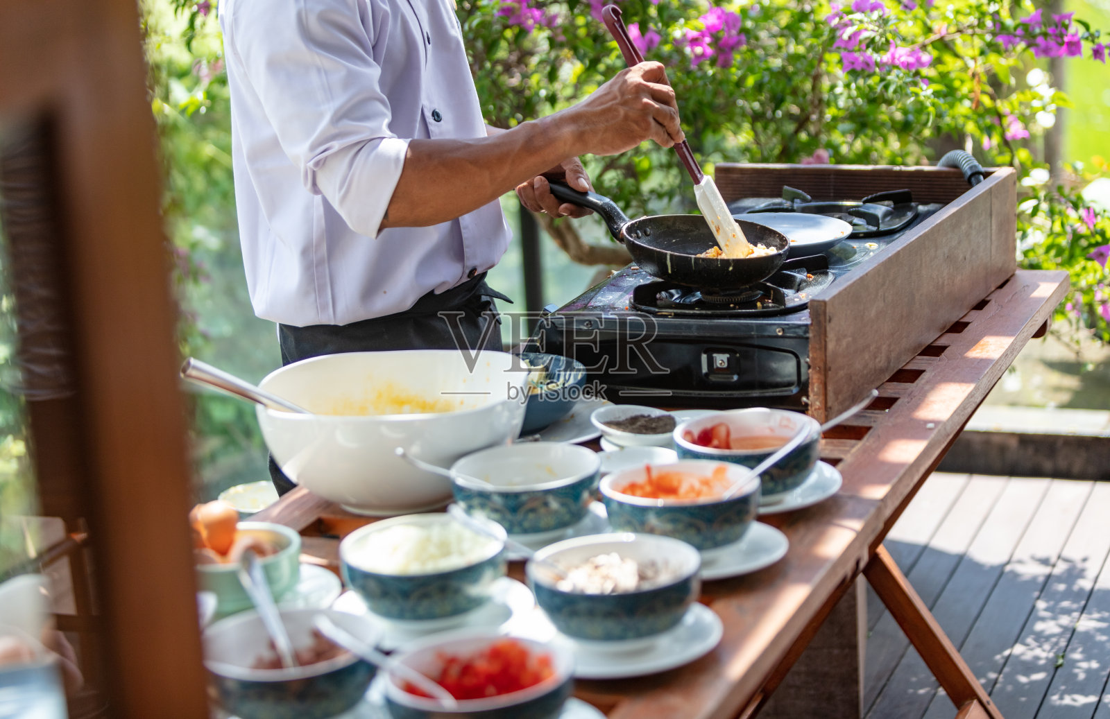 在厨房里为顾客准备食物的人照片摄影图片
