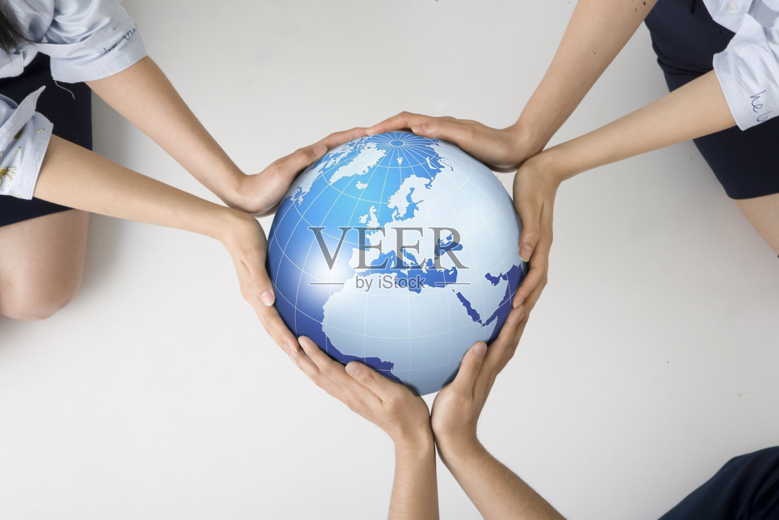 在白色背景下，一个男人的手牵着地球照片摄影图片