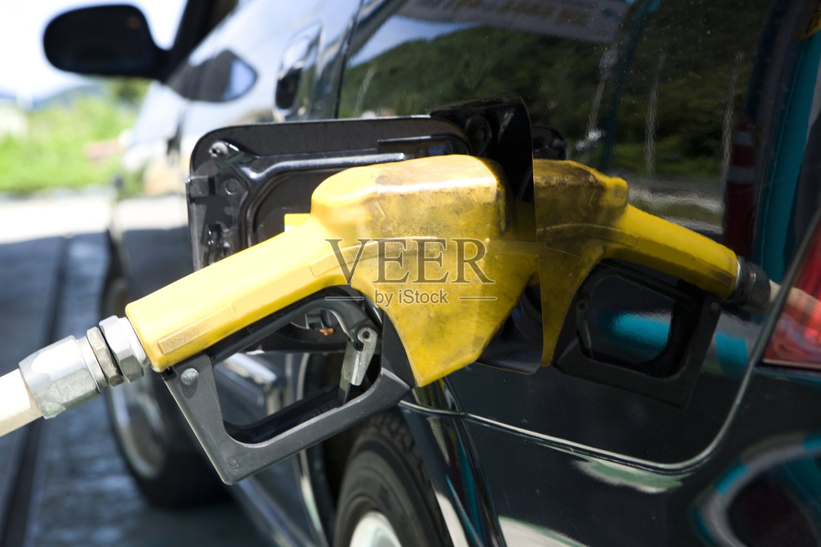 在加油站补充和加注油气燃料。加油站照片摄影图片