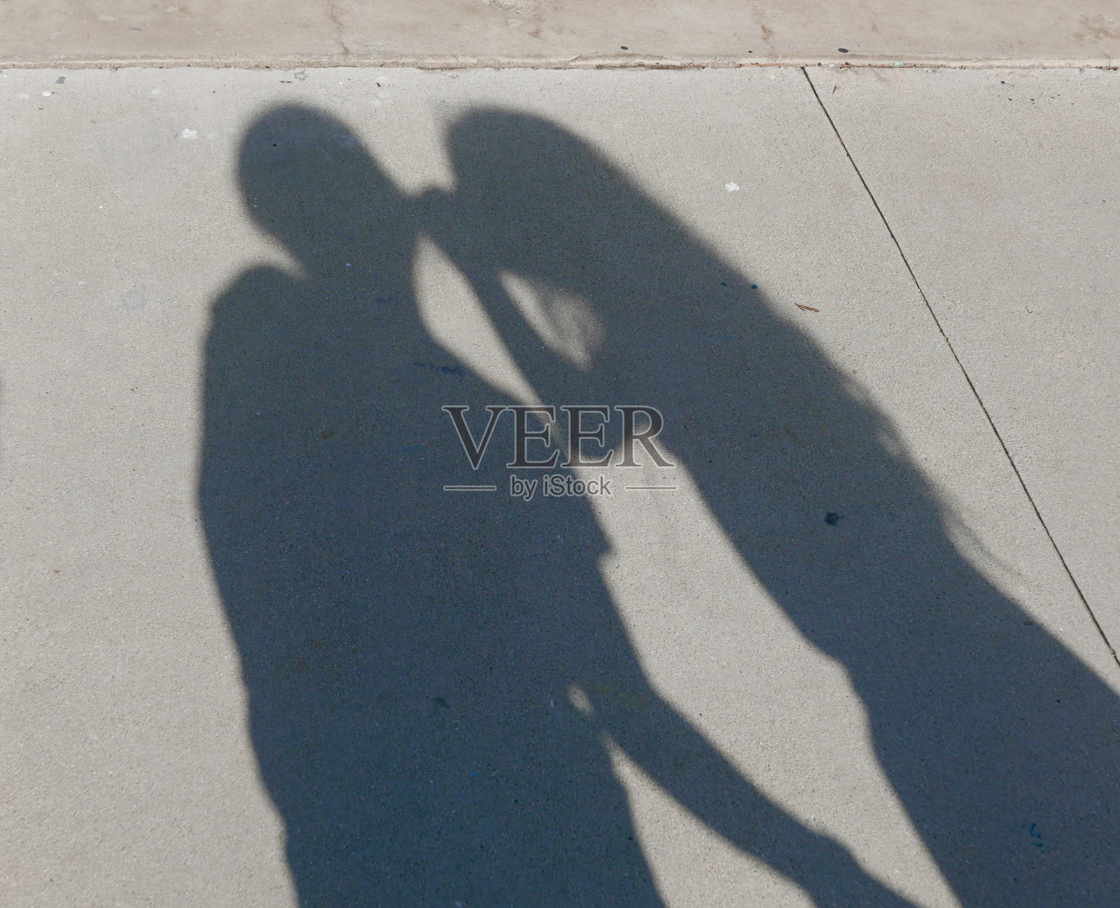 女孩的影子在墙上照片摄影图片