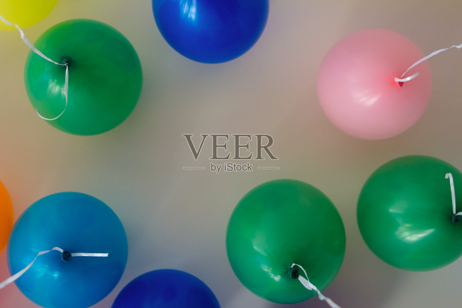 气球和五颜六色的气球与欢乐庆祝派对的背景照片摄影图片