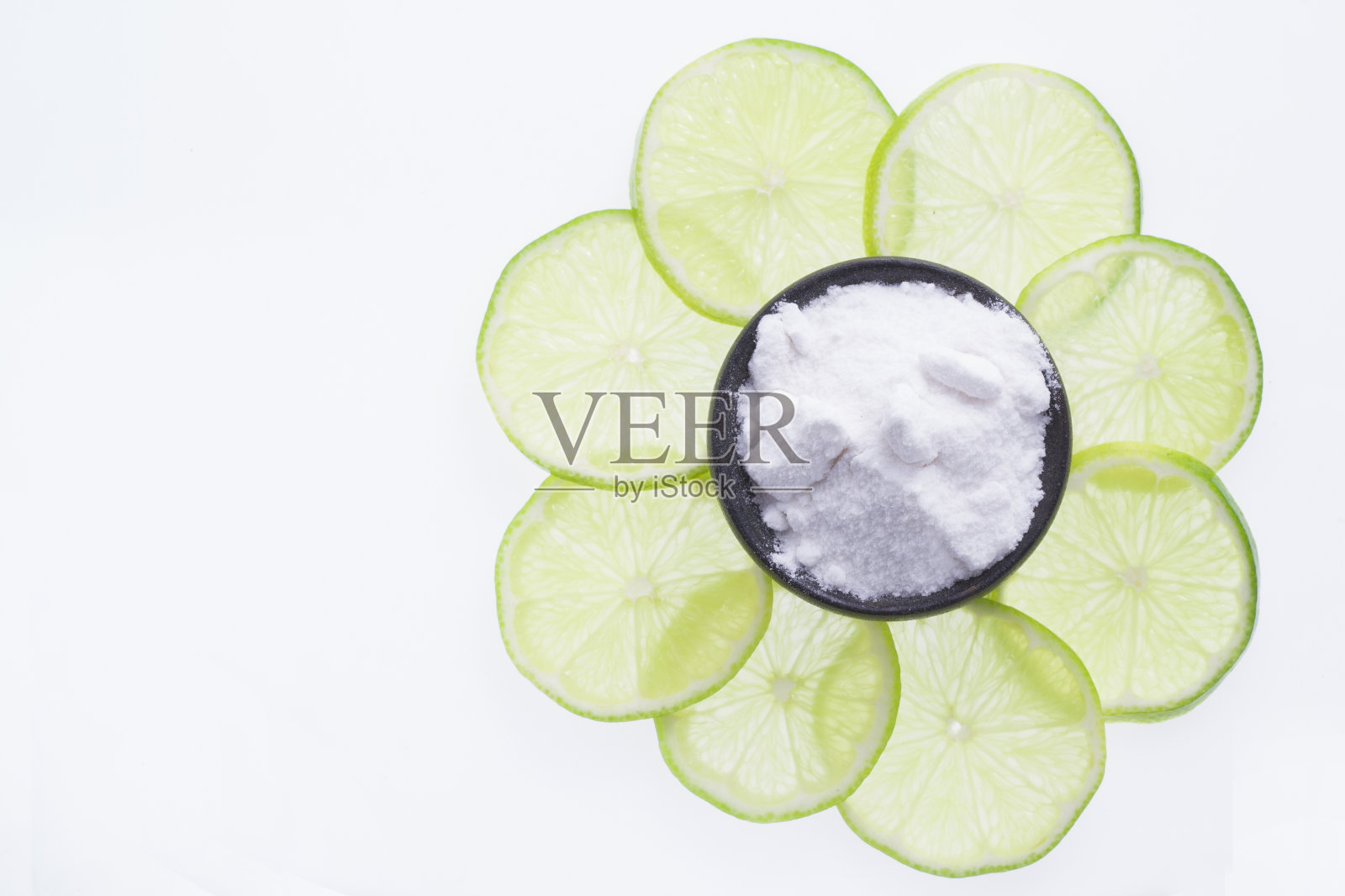 小苏打和柠檬片在白色背景上。照片摄影图片