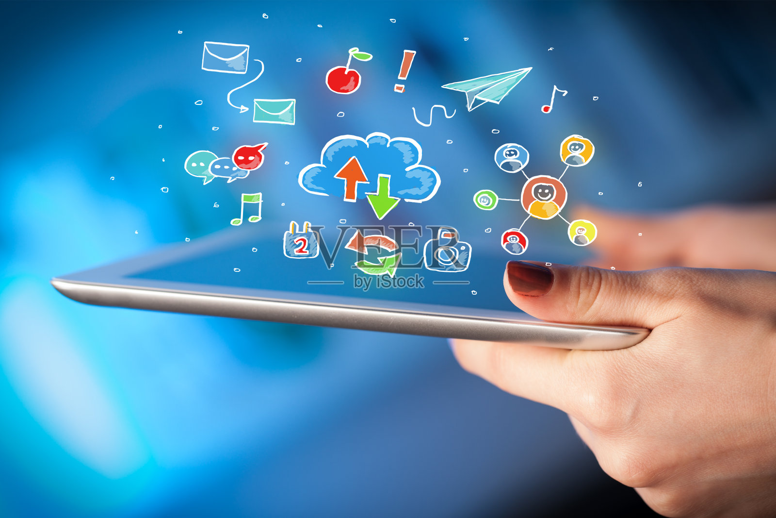 手指触摸带有社交图标的平板电脑照片摄影图片