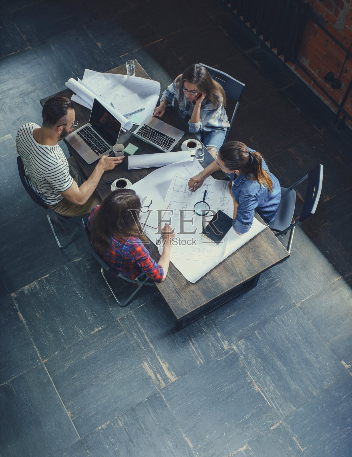 工作的年轻人照片摄影图片