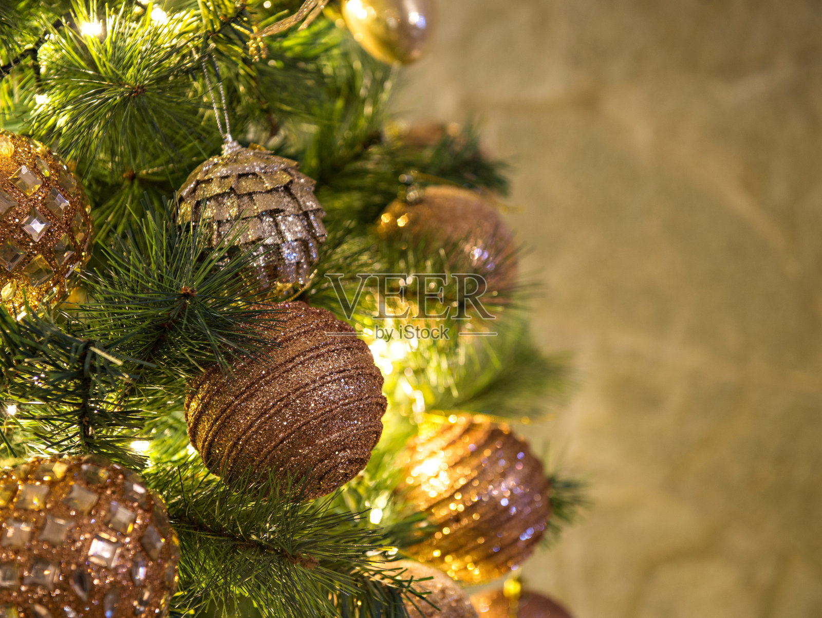 圣诞树上的金色饰品照片摄影图片