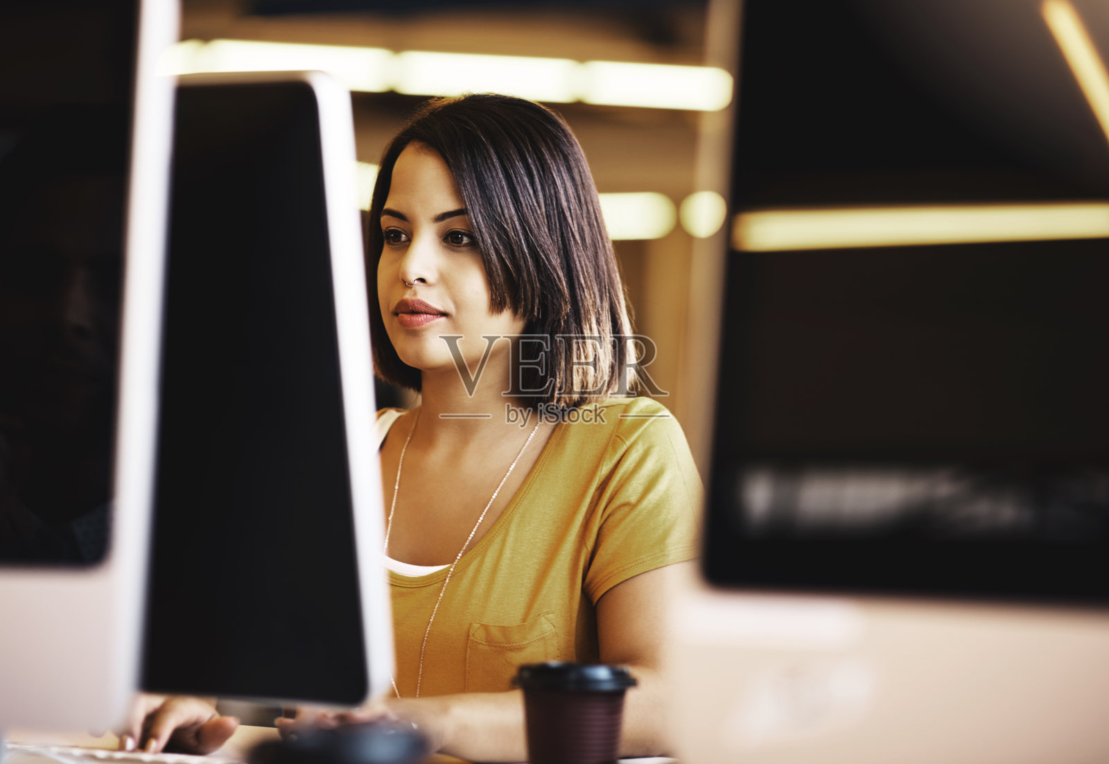 她的注意力集中在工作上照片摄影图片