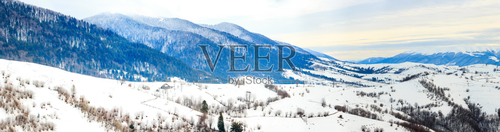 山峰上的雪被风吹走了。冬天的风景。天很冷，下着雪。照片摄影图片