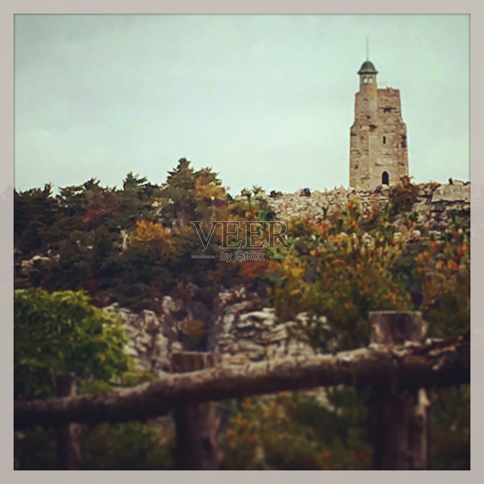 悬崖上的瞭望塔照片摄影图片