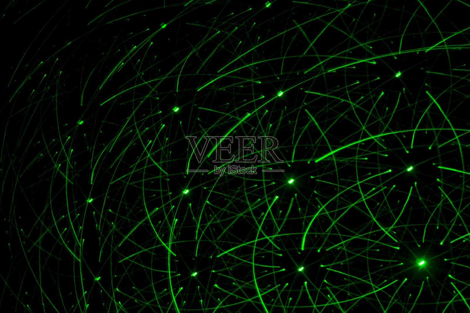 在黑色的墙上用绿色的激光画画。抽象的画照片摄影图片