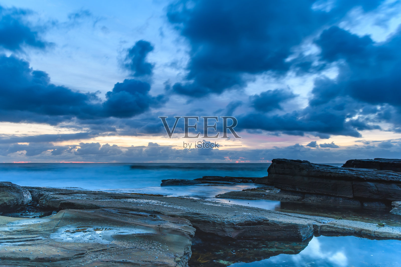 美丽的云彩和日出的海景照片摄影图片