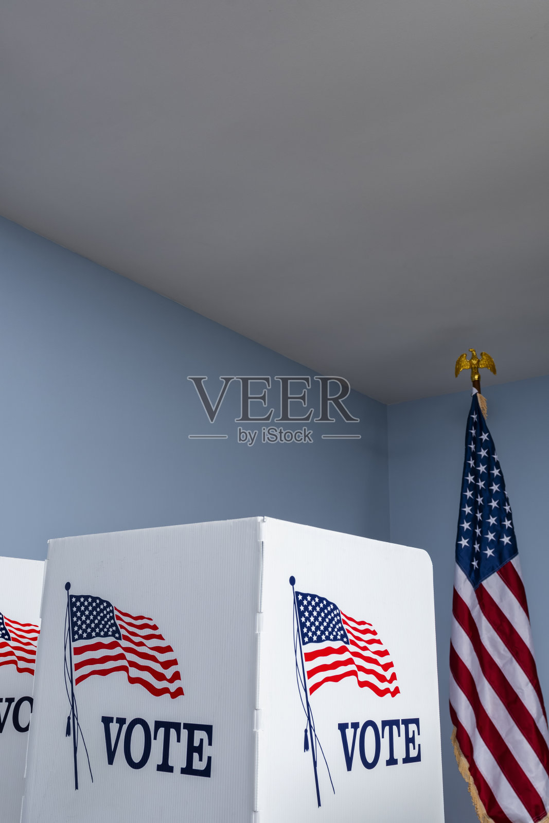 投票站里空无一人，挂着美国国旗照片摄影图片