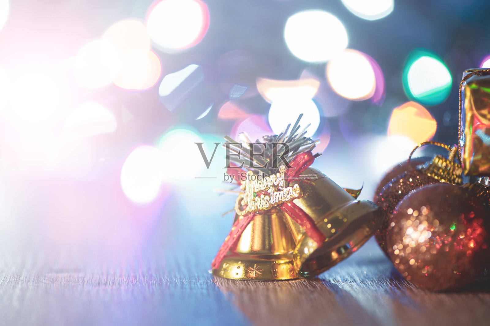 美丽的圣诞装饰在模糊的闪光背景，散焦，近距离，复制空间(文本空间)照片摄影图片