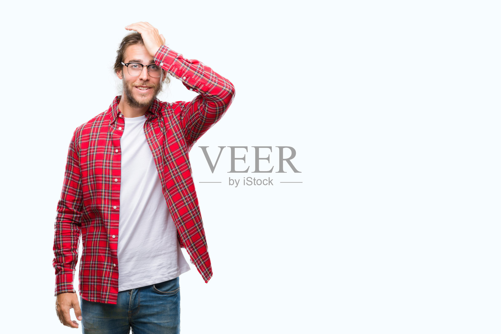 年轻英俊的男人留着长发戴着眼镜越过孤立的背景惊讶地用手顶着头为错误，记得错误。忘记，糟糕的记忆概念。照片摄影图片