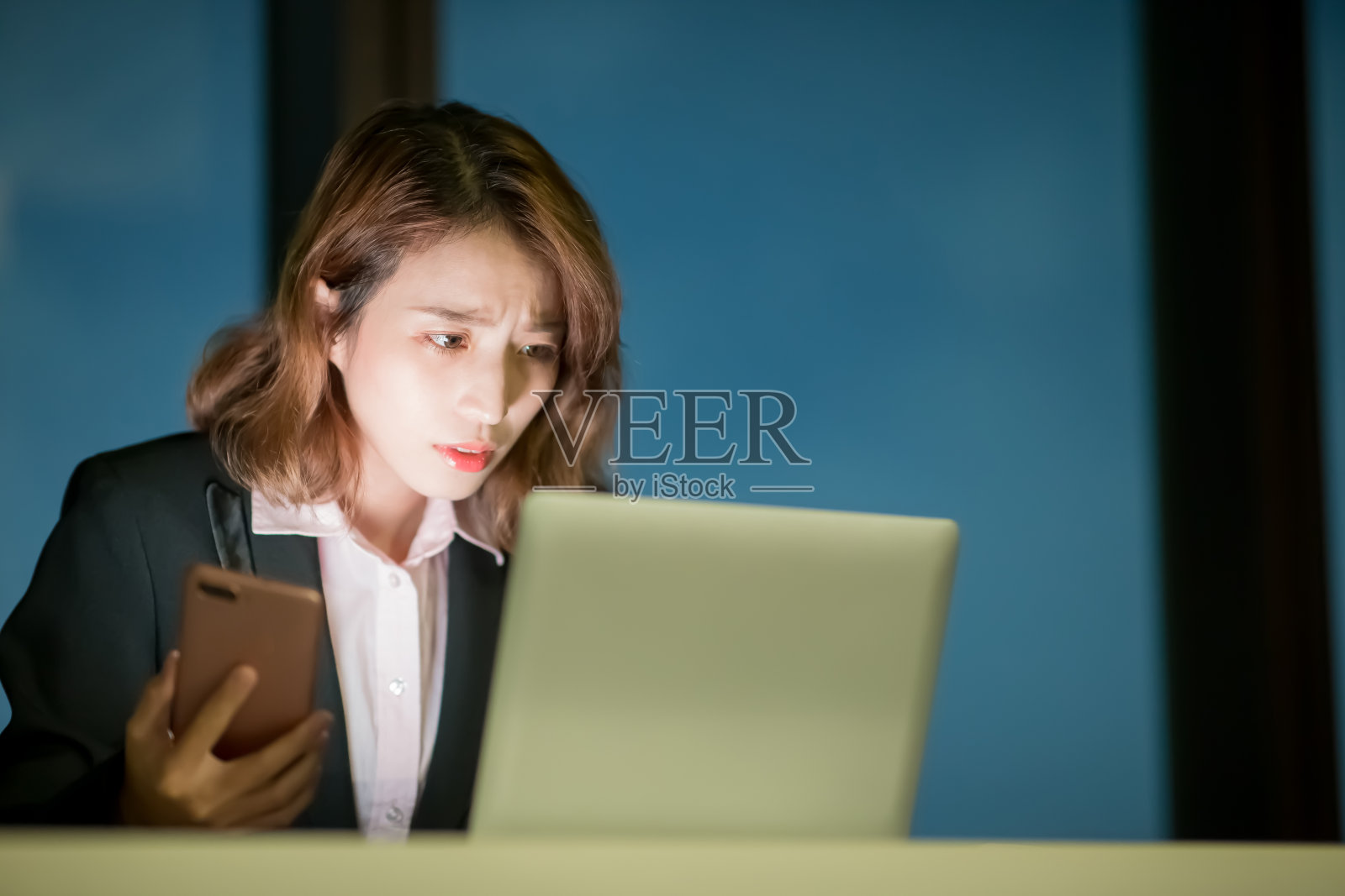 女人用电话和笔记本照片摄影图片