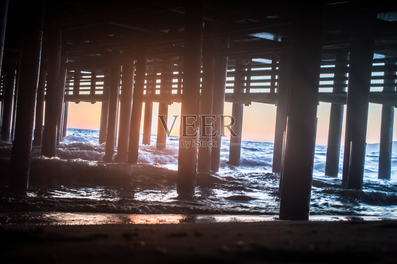 夕阳下的码头照片摄影图片