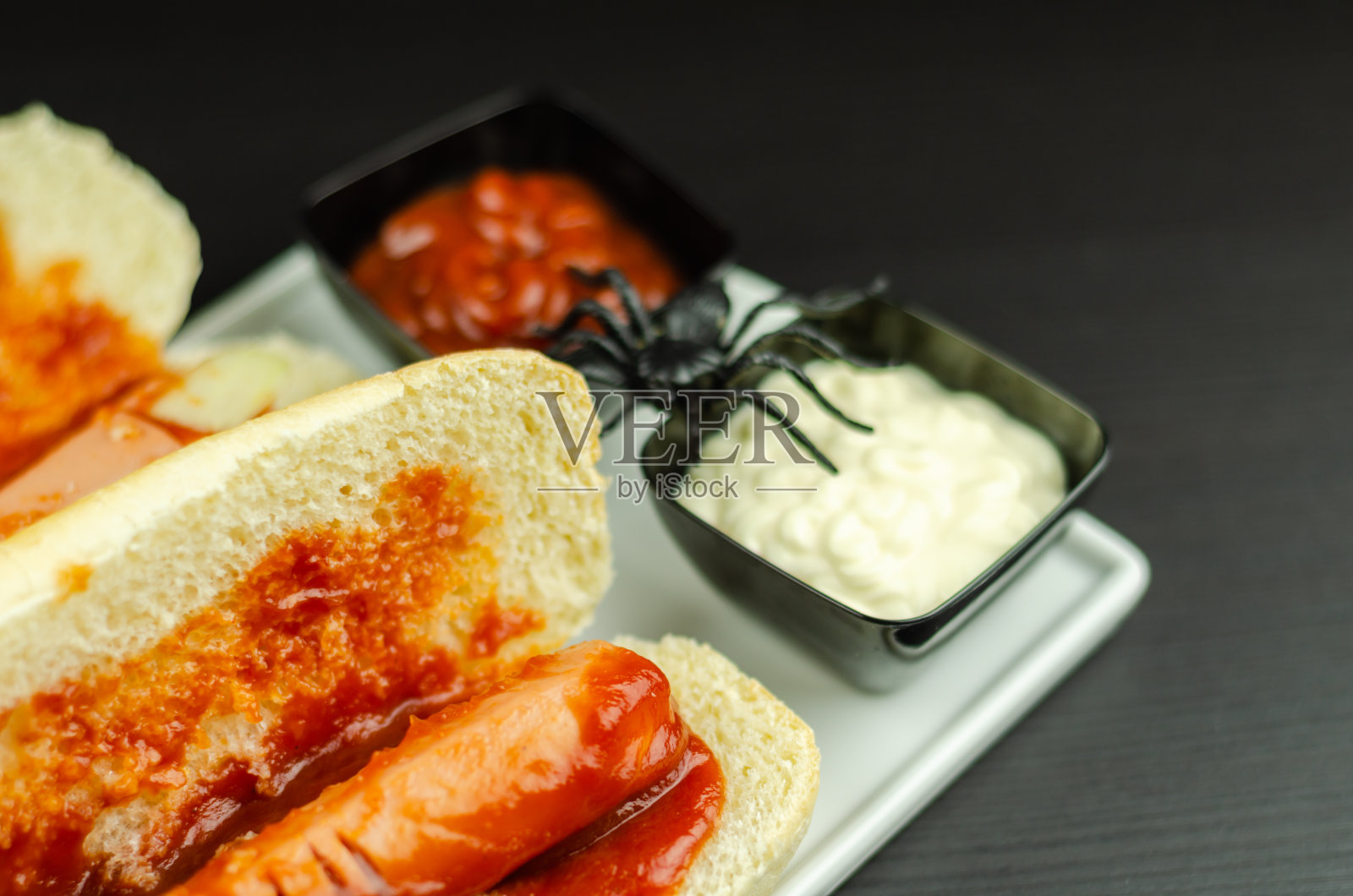 黑色桌子上诡异的万圣节热狗手指照片摄影图片