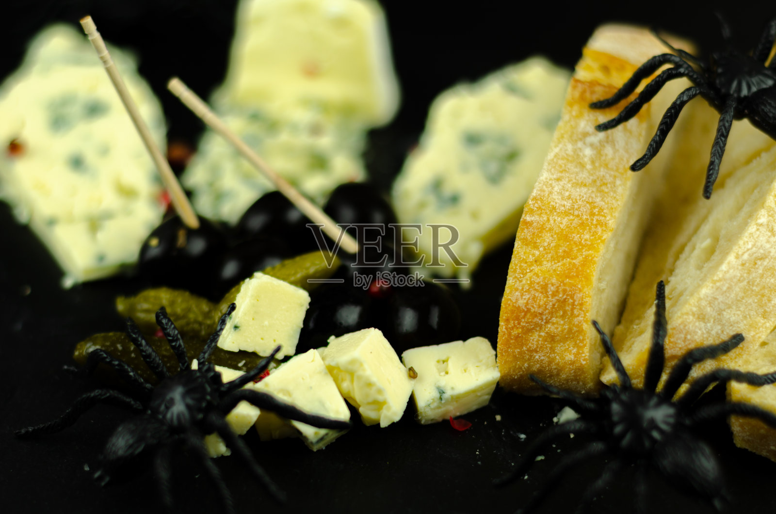 一套为万圣节派对提供的特殊形式的奶酪，可怕的食物照片摄影图片