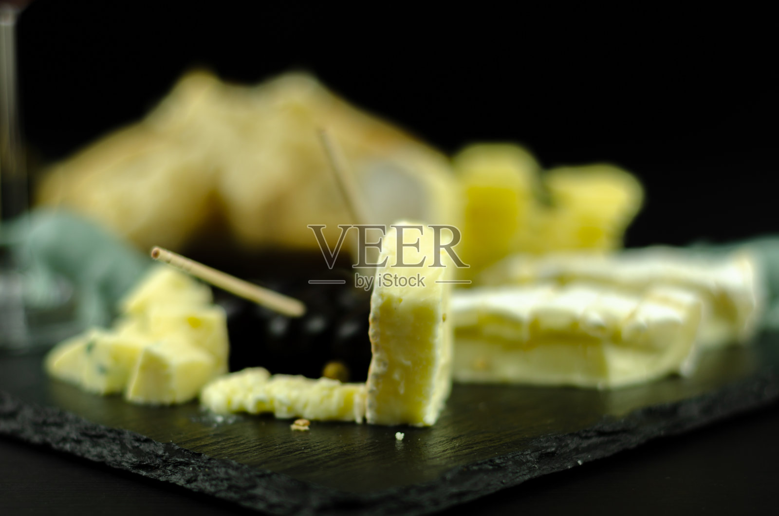 一套为万圣节派对提供的特殊形式的奶酪，可怕的食物照片摄影图片