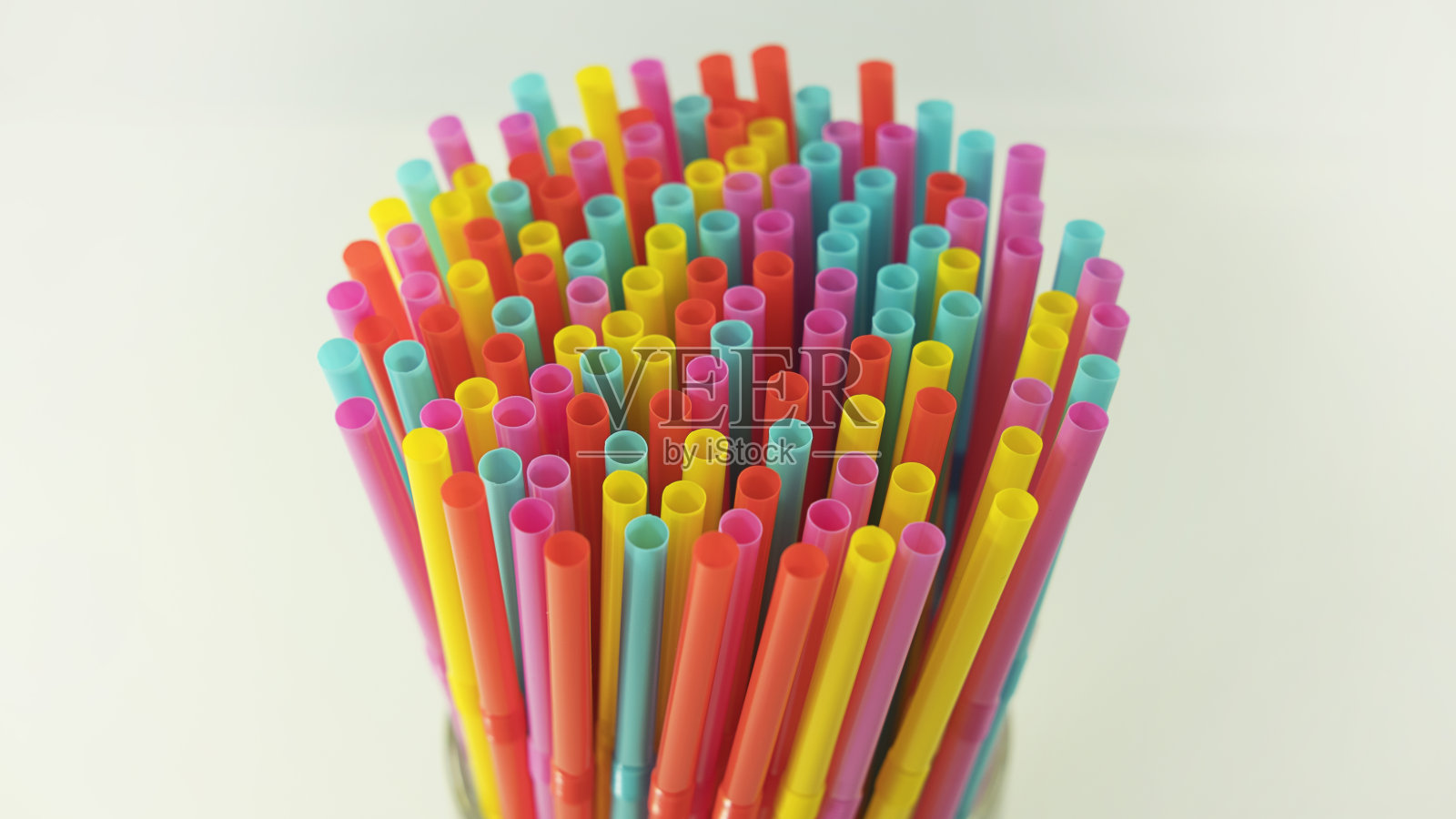 彩色塑料吸管在一个中性的背景照片摄影图片